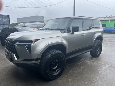 Extreme water beading and hydrophobicity on a grey 4WD SUV in Noosa after ceramic coating